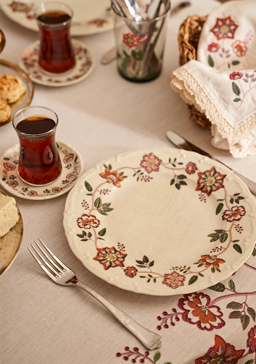 Çay ve nakışlı tabak